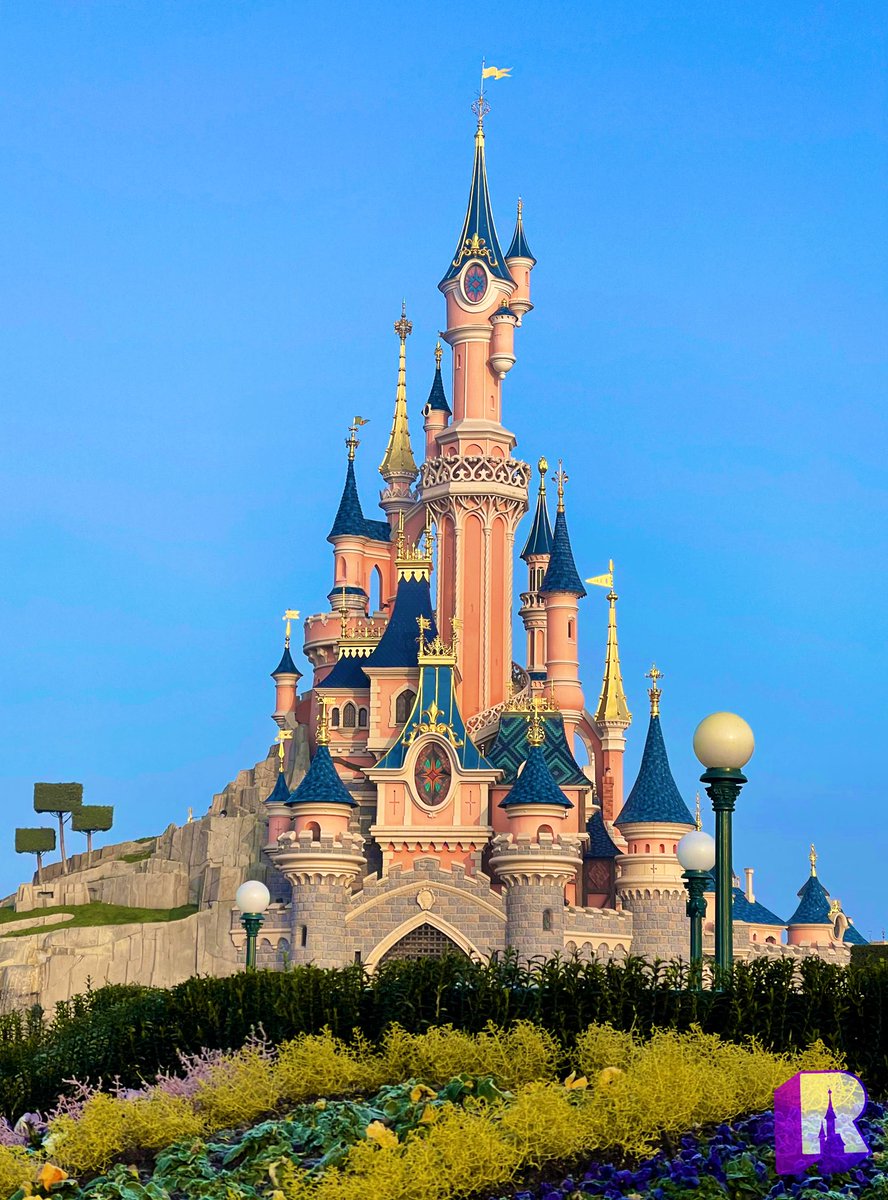 Good morning on this beautiful official first day of the #DisneylandParis30 celebrations! ☀️
