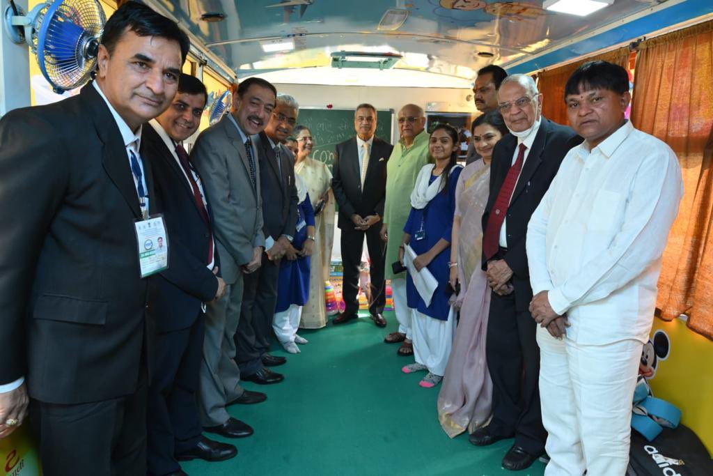 AMCommissioner's tweet photo. અમદાવાદના રસ્તાઓ પર હવે મા સરસ્વતીની કૃપા વરસશે. બાળકો સિગ્નલ પર ભિક્ષા નહીં શિક્ષા મેળવશે. ગુજરાત સરકાર સરકાર પ્રેરિત ગુજરાત રાજ્ય કાનૂની સેવા સત્તા મંડળ, અ. મ્યુ. કો. અને મ્યુ.સ્કૂલ બોર્ડના સંયુક્ત ઉપક્રમે સિગ્નલ સ્કૂલનું લોન્ચિંગ આજે કરવામાં આવ્યું. https://t.co/DTYITQSpmj