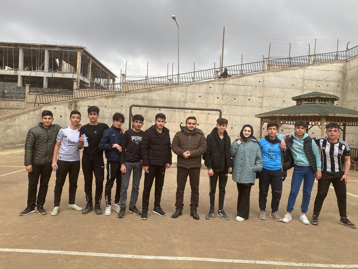 DalLisesi's tweet photo. Zeytin Dalı Anadolu Lisesi Sınıflar Arası Futbol Turnuvası devam etmektedir ⚽️ 🥅 Katılan öğrencilerimize başarılar!
@KarakopruM 
@sanliurfammem63 https://t.co/uPRRXah3Vu