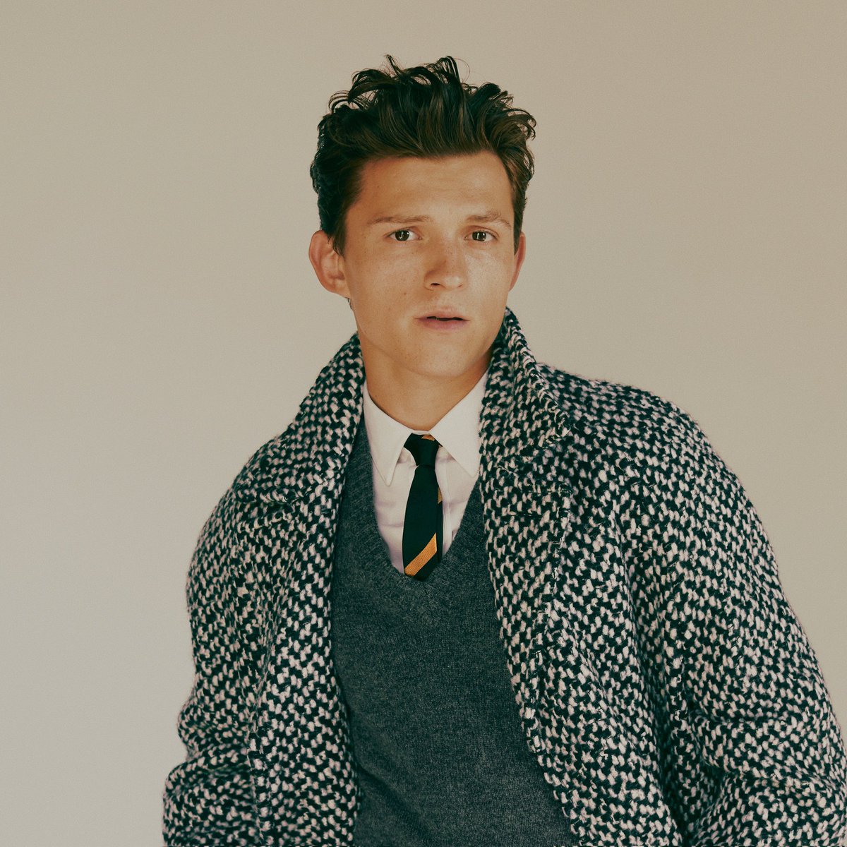 SeriesUpdateFR's tweet photo. Après avoir passé un casting pour la série sans être retenu, Steven Knight a proposé à Tom Holland d'intégrer le casting du film Peaky Blinders qui est prévu pour 2023.💥

"S'il veut venir pour le film, on le prendra." https://t.co/Sx2HkSvjjr