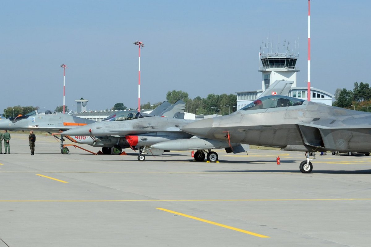 ErnestoEkaizer's tweet photo. #Ucrania EEUU negocia con Polonia completar su flota de cazas de combate si Varsovia decide transferir sus aviones MIG-29 a Ucrania.
 Zelenskiy pidió ayer a los senadores de EEUU aviones para resistir la invasión rusa. https://t.co/clua56eEup