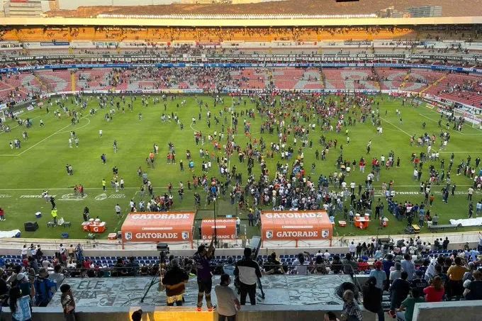 ActuFoot_'s tweet image. Au moins 17 personnes ont perdu la vie cette nuit après des affrontements entre supporters lors de la rencontre de Liga MX 🇲🇽 entre Queretaro et Atlas.

📸 @CitalanRoberto