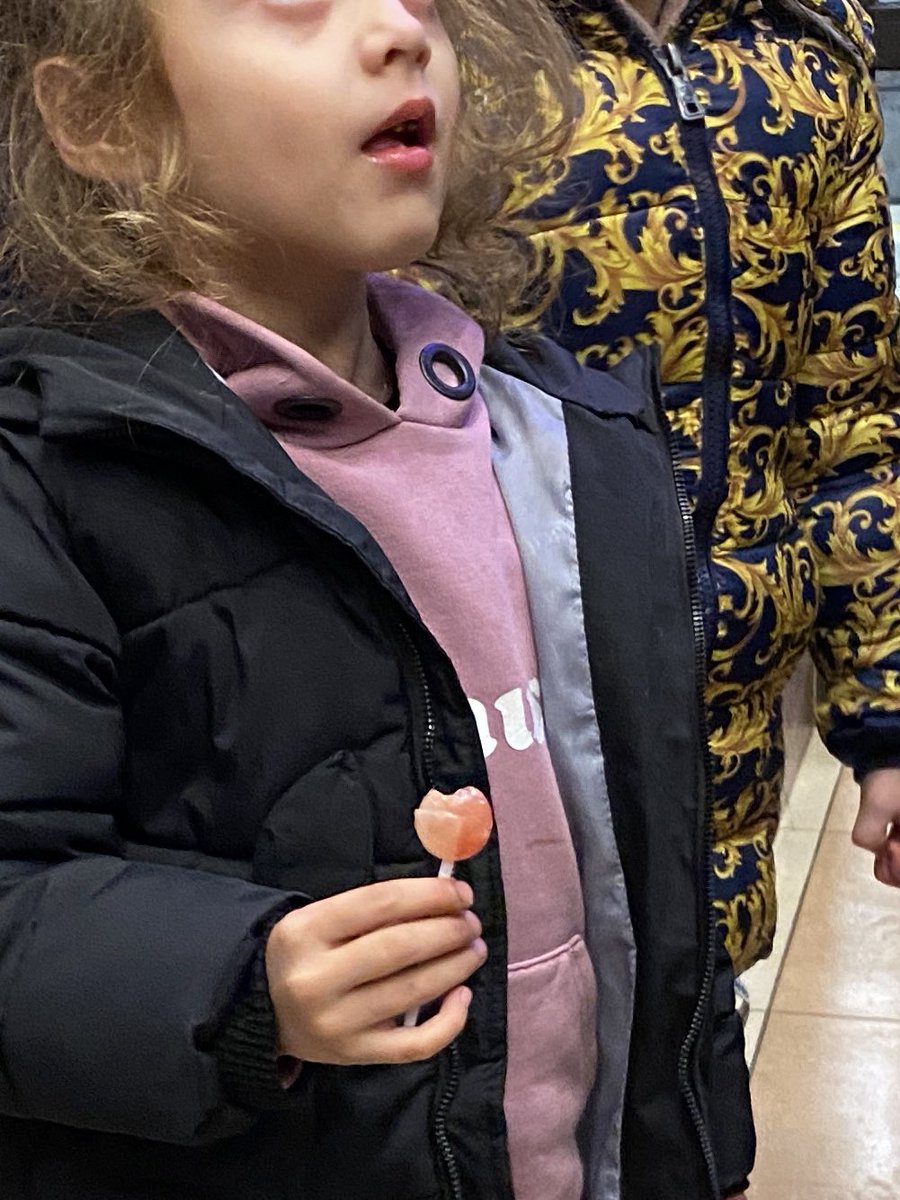 #Exodus der Kinder.  

Es kommen weiter mehr Menschen aus der #Ukraine nach #Polen. Die Mehrheit Kinder! Heute werden es 1 Million sein, die seit Kriegsbeginn über die Grenze kommen.