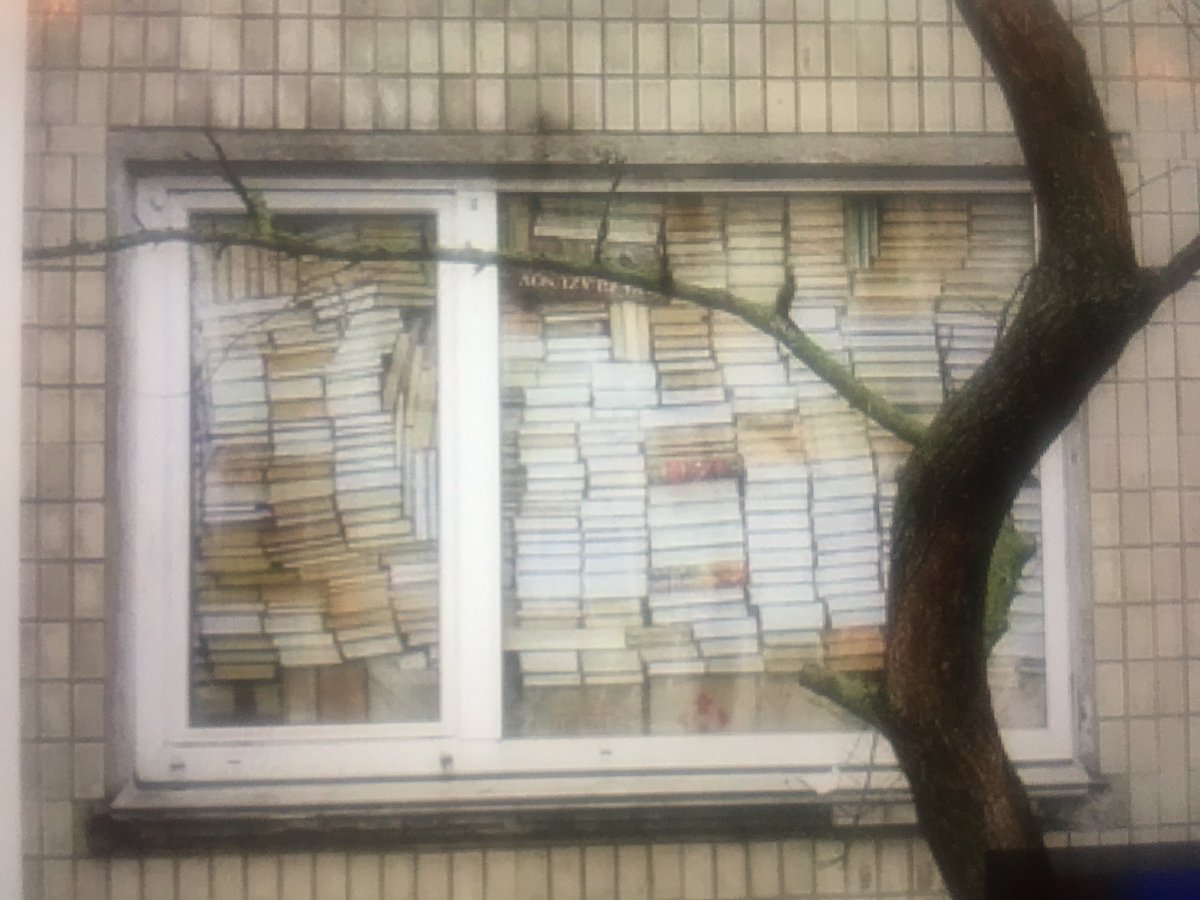 nombrarlascosas's tweet photo. Ventana en Kiev del escritor Lev Shevchenko para protegerse de la guerra…. ¡Escudo de letras! https://t.co/MsNYb2d6zX