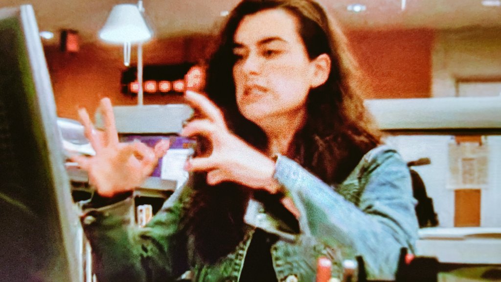emichelle_24's tweet photo. PCのエラーにめっちゃキレてガタガタ揺さぶってるジヴァ 可笑しすぎる🤣
#NCIS 3x06 #Ziva #DiNozzo #ncisjp #FOXチャンネル https://t.co/QhgxNlREl7