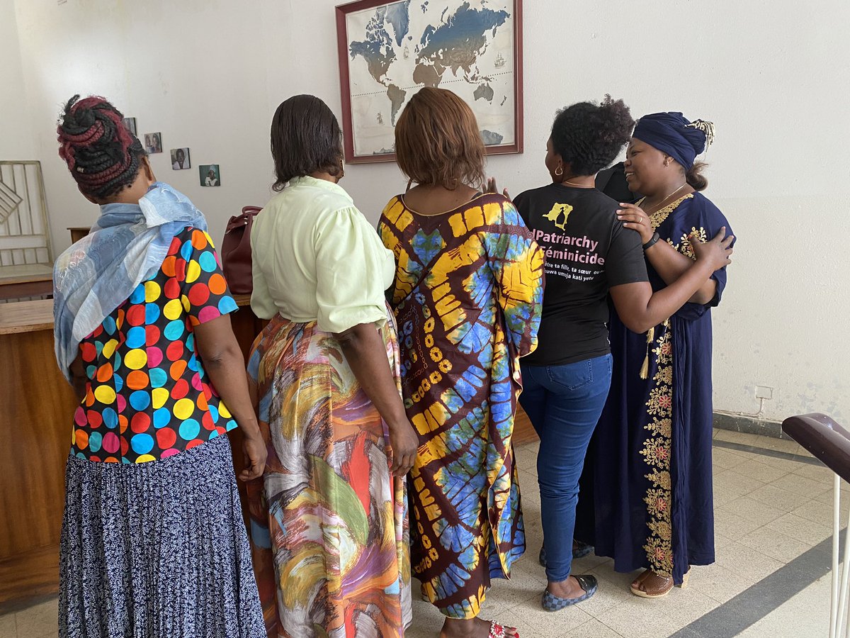 À l’école de mes enfants,on leur demande de porter du pagne le 8 mars! 🤦🏽‍♀️ Arrêtons d’associer ce jour au pagne.Ça n’a rien à voir. C’est une journée des droits des femmes pour lutter contre les inégalités et le patriarcat malsain.
