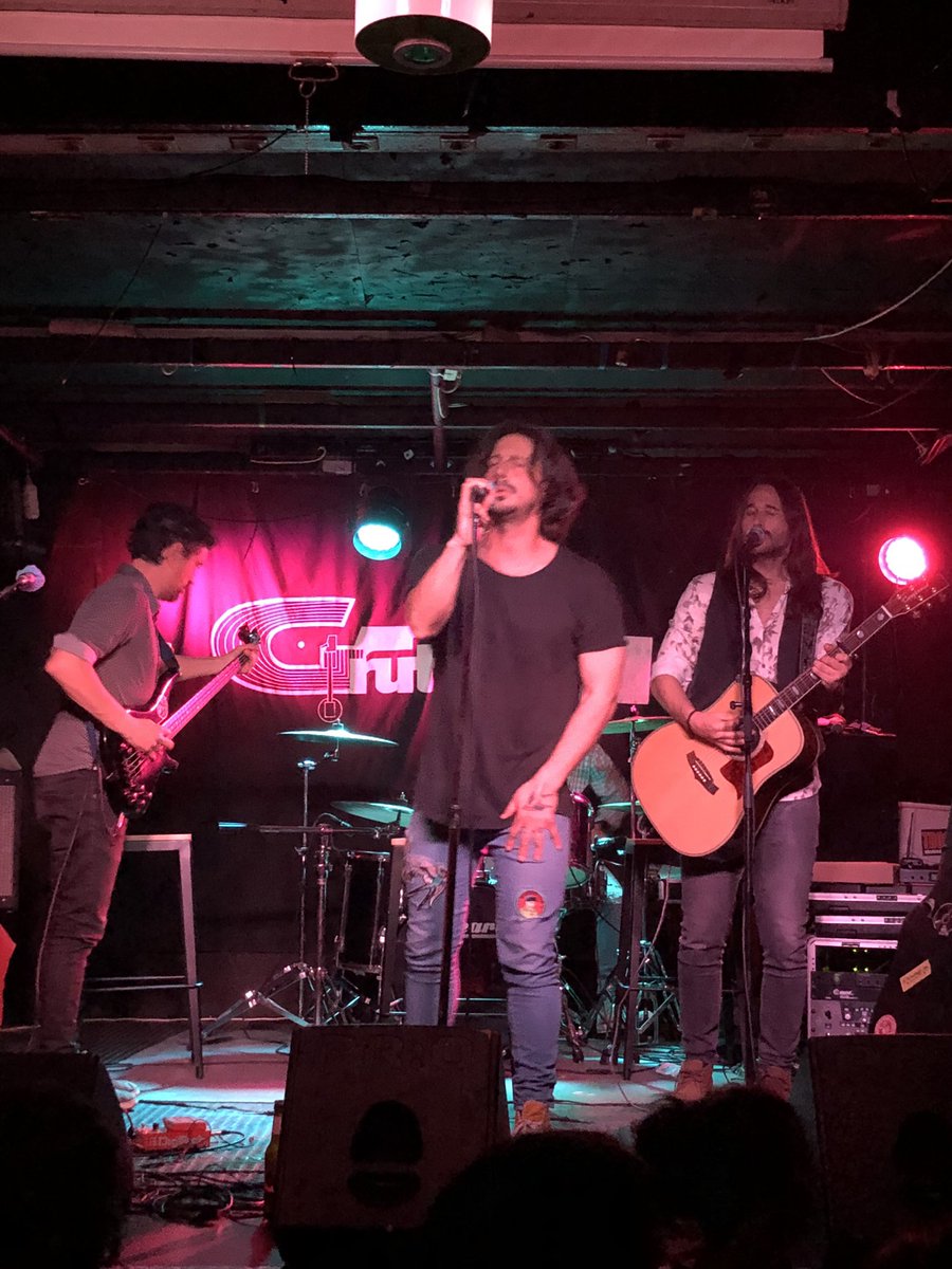 Ayer pudimos disfrutar de los directos de <a href="/LSDV_Rock/">La Sombra Del Vaso</a> y #HuracanRomantica en <a href="/gruta77madrid/">Gruta 77</a> . Mucha calidad e intensidad sobre el escenario.