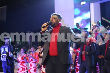 TBJoshua_FR's tweet photo. Resplendissante en rouge avec une subtile touche de blanc et de noir, la chorale Emmanuel TV commence la session de culte en chantant :  "Avec Chaque Souffle Dont Je Suis Capable / Ô Je Chanterai La Bonté de Dieu". https://t.co/eZf73z4EGj