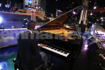 TBJoshua_FR's tweet photo. Resplendissante en rouge avec une subtile touche de blanc et de noir, la chorale Emmanuel TV commence la session de culte en chantant :  "Avec Chaque Souffle Dont Je Suis Capable / Ô Je Chanterai La Bonté de Dieu". https://t.co/eZf73z4EGj