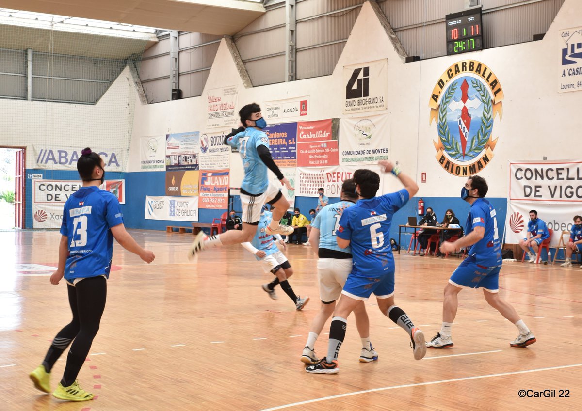 Decargil's tweet photo. Ya en la web LOS MOMENTOS del partido de BALONMANO disfrutado en la tarde del sábado  entre los equipos de la @ADCarballal1977  y el  @SeisdoNadal   de categoria Iª AUTONOMICA MASCULINA 
Tengan cuidado ahí fuera. Nos vemos por las pistas AMIG@S.
https://t.co/AmlyrD1Okl https://t.co/JLLWUSsZqC