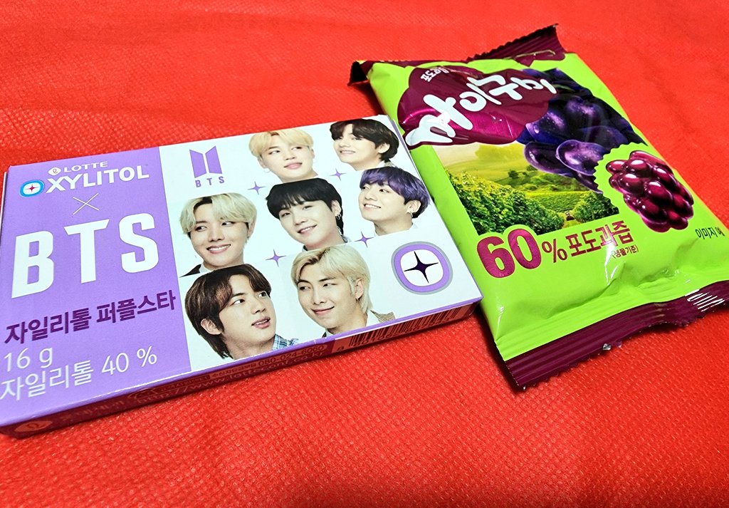 boranamusoop's tweet photo. 호비 생일 이벵 후기!!!
호비희망이님(@yuni940218_ ) 넘 예쁩니다💜 예쁜 방탄소년단 사진들과 함께 보내주신 간식도 센스만점💜
소중한 선물 잘 간직하겠습니다🙇🏼♀️🙇🏼♀️
#홉월드4주년축하해
#블루사이드1주년축하해
#4YearsWithHopeWorld #1YearWithBlueSide https://t.co/ed0sO4ZmdK