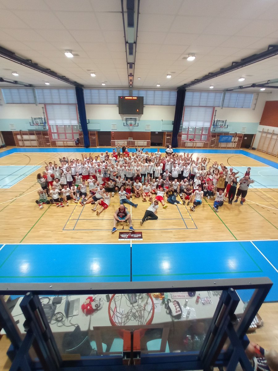 87Wieckowski's tweet photo. Kosmos, totalny odlot. 150 osób na hali i afterparty. Rodziny z dziećmi, klimat nie do odtworzenia ❤️ zlot fanów Byków w 3 obrazkach 🔥 Dziękuje Wszystkim 
🇵🇱 Made in Poland 🙂 #bullsrallypl2022 #BullsNation @chicagobulls @NBCSBulls @arturasfanclub @UKChicagoBulls @NBAUK https://t.co/EMIdO0zlfU