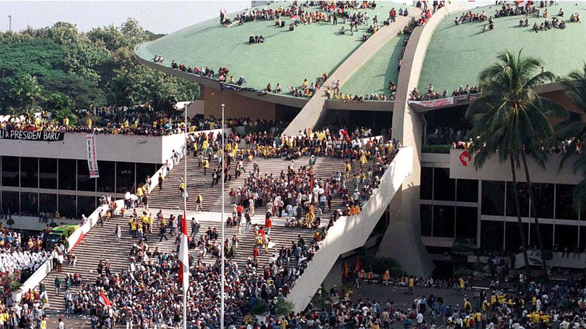 Turun lagi kejalan..
kepung Istana..
duduki gedung DPR..

Jika rejim ini berani langgar atau ubah konstitusi, ganyang pengkhianat reformasi.. yang setuju silahkan retweet!! ✊