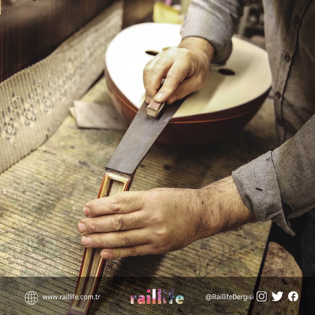 🪕 UD Yapımının İnceliklerini Dünyaya Öğretiyor

📍#Türkiye
🌍#Keşfet
📚Raillife Dergisi

Türkiye’nin UD yapımındaki en usta isimlerinden biri olan Mustafa Copçuoğlu, yerli ve yabancı UD yapımcıları yetiştiriyor.

🧑🏼‍💻Haberin devamını okumak için 👇🏻

🌐 raillife.com.tr/ud-yapiminin-i…