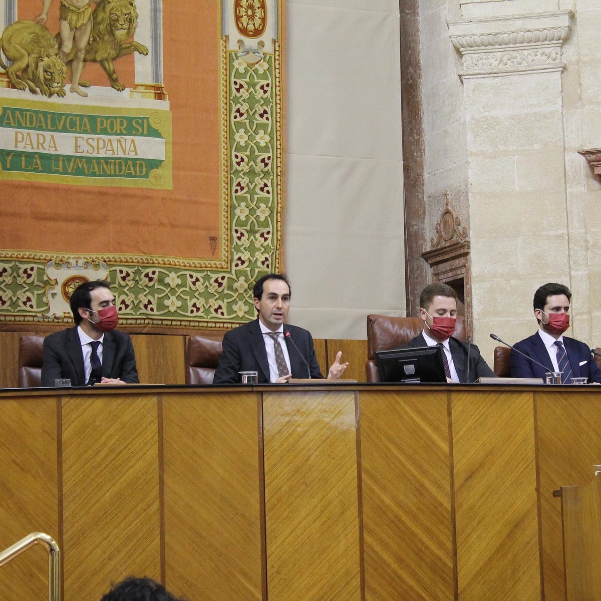 Un año más, nuestra Cámara Autonómica ha acogido la Simulación del Parlamento Andaluz, una experiencia que reúne a 109 universitarios que se meten durante cinco días en el papel de un diputado del partido que les toca en suerte (con su mascarilla de cada color político).