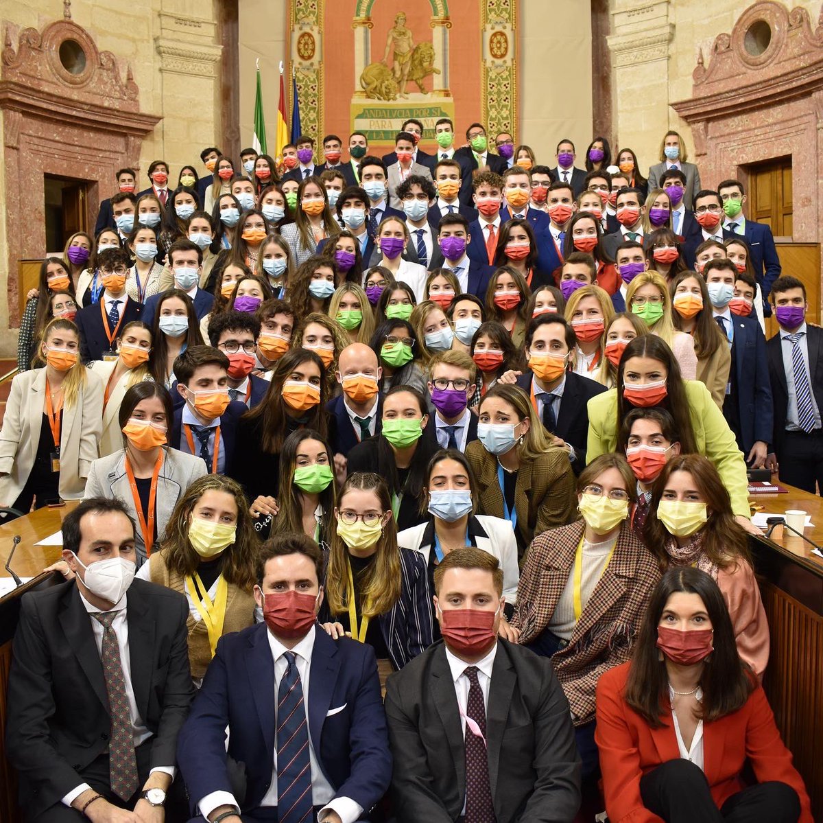 CanovasFundac's tweet photo. Un año más, nuestra Cámara Autonómica ha acogido la Simulación del Parlamento Andaluz, una experiencia que reúne a 109 universitarios que se meten durante cinco días en el papel de un diputado del partido que les toca en suerte (con su mascarilla de cada color político). https://t.co/VCl2smQyqO