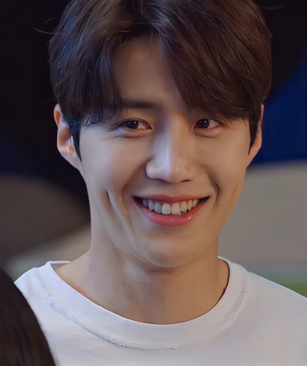 seonhomiloves's tweet photo. if your girl watches hometown chachacha, that’s not your girl. that’s hong dusik’s girl.

#KimSeonHo #김선호 #HometownChaChaCha #갯마을차차차 https://t.co/SgRltnKlTj