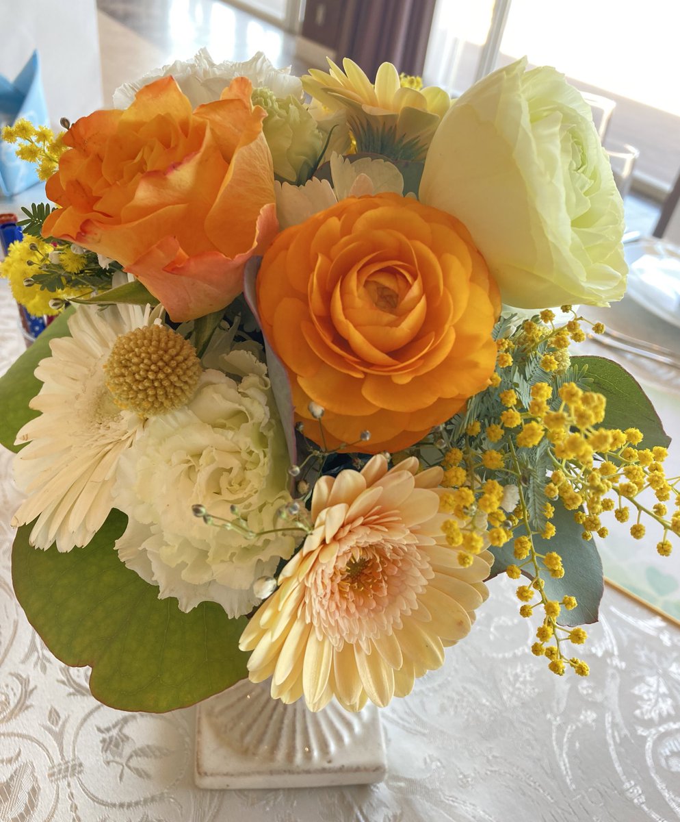megmim123's tweet photo. お見送りギフトを私にまで‼︎

新婦さまの地元で懐かしい会話も弾むひと時✨

素敵なお2人の姿が眩しかった〜✨

いつまでもお幸せに✨

お手伝いさせていただきありがとうございました✨ https://t.co/dV7GeCEL3O
