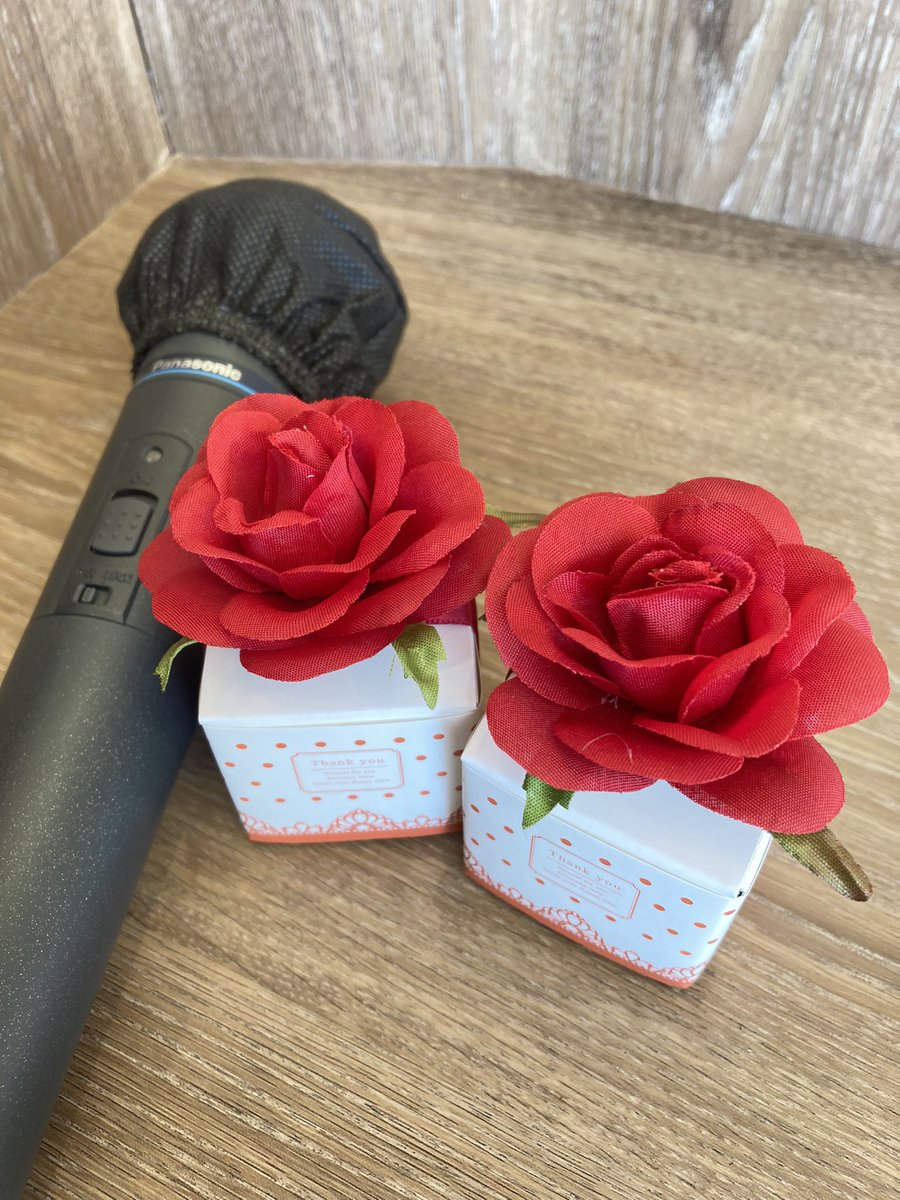 megmim123's tweet photo. お見送りギフトを私にまで‼︎

新婦さまの地元で懐かしい会話も弾むひと時✨

素敵なお2人の姿が眩しかった〜✨

いつまでもお幸せに✨

お手伝いさせていただきありがとうございました✨ https://t.co/dV7GeCEL3O