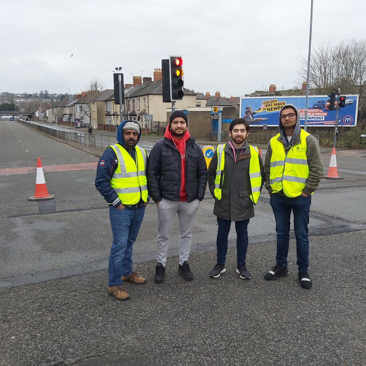 Region_SW's tweet photo. Helping St. David's hospice in marshalling the half marathon.
@AMYA_Press @UKMuslimYouth @AMYA_Cardiff @SDFHC https://t.co/D9tg0y2d2D