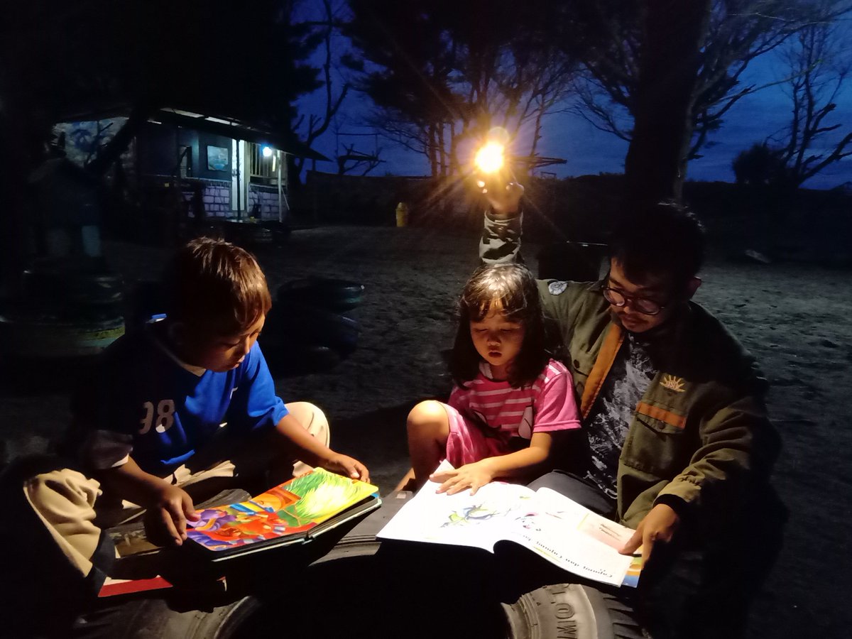 GARDUaction's tweet photo. Nongkrong di Garduaction ala adik-adik Pesisir Parangkusumo, sambil mbaca buku cerita. https://t.co/jzmqJNrU3t