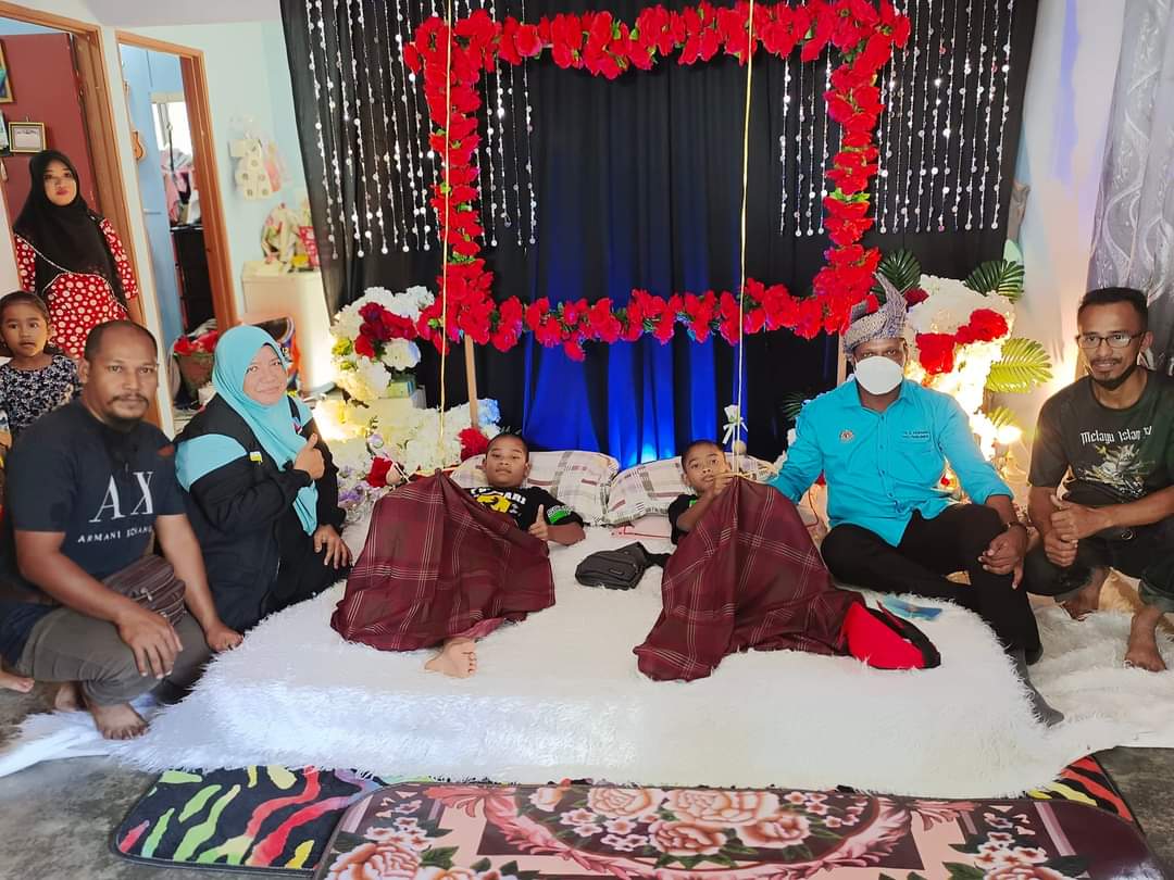 MPSungaiSiput's tweet photo. Ahli Parlimen Sungai Siput YB Kesavan Subramaniam bersama Team Pusat Khidmat hari ini telah hadir ke Majlis Berkhatan di Lot 10 KG.Jalong Sg.Siput. #P062 https://t.co/RAVCZklANb