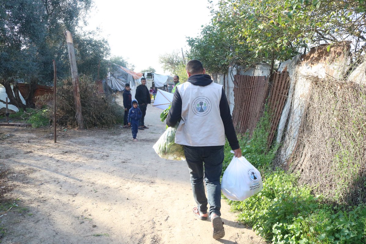 padb2017's tweet image. الجمعية الفلسطينية للتنمية والأعمال الخيرية توزع سلات خضار على الأسر الفقيرة والمحتاجة بغزة 
لا زالت طواقمنا في الميدان، نجتهد لتساعد اكبر عدد من الاسر الاشد فقرا وحاجة ، بكل الجهود والإمكانات المتاحة، لنساعد أهلنا المحاصرين في قطاع غزة،