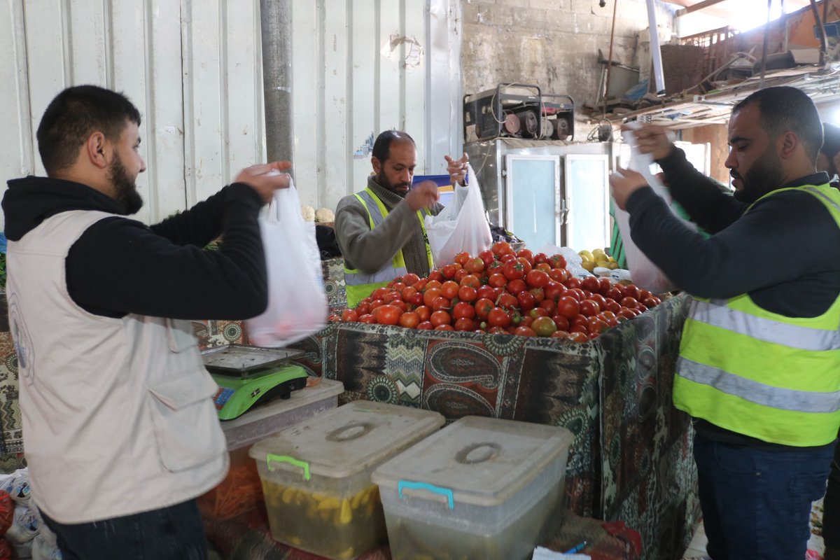 padb2017's tweet image. الجمعية الفلسطينية للتنمية والأعمال الخيرية توزع سلات خضار على الأسر الفقيرة والمحتاجة بغزة 
لا زالت طواقمنا في الميدان، نجتهد لتساعد اكبر عدد من الاسر الاشد فقرا وحاجة ، بكل الجهود والإمكانات المتاحة، لنساعد أهلنا المحاصرين في قطاع غزة،