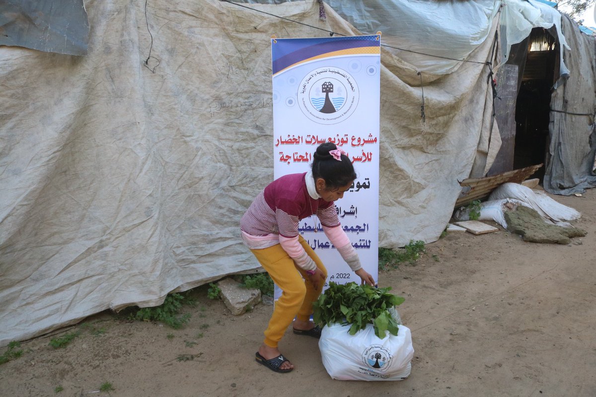 padb2017's tweet image. الجمعية الفلسطينية للتنمية والأعمال الخيرية توزع سلات خضار على الأسر الفقيرة والمحتاجة بغزة 
لا زالت طواقمنا في الميدان، نجتهد لتساعد اكبر عدد من الاسر الاشد فقرا وحاجة ، بكل الجهود والإمكانات المتاحة، لنساعد أهلنا المحاصرين في قطاع غزة،
