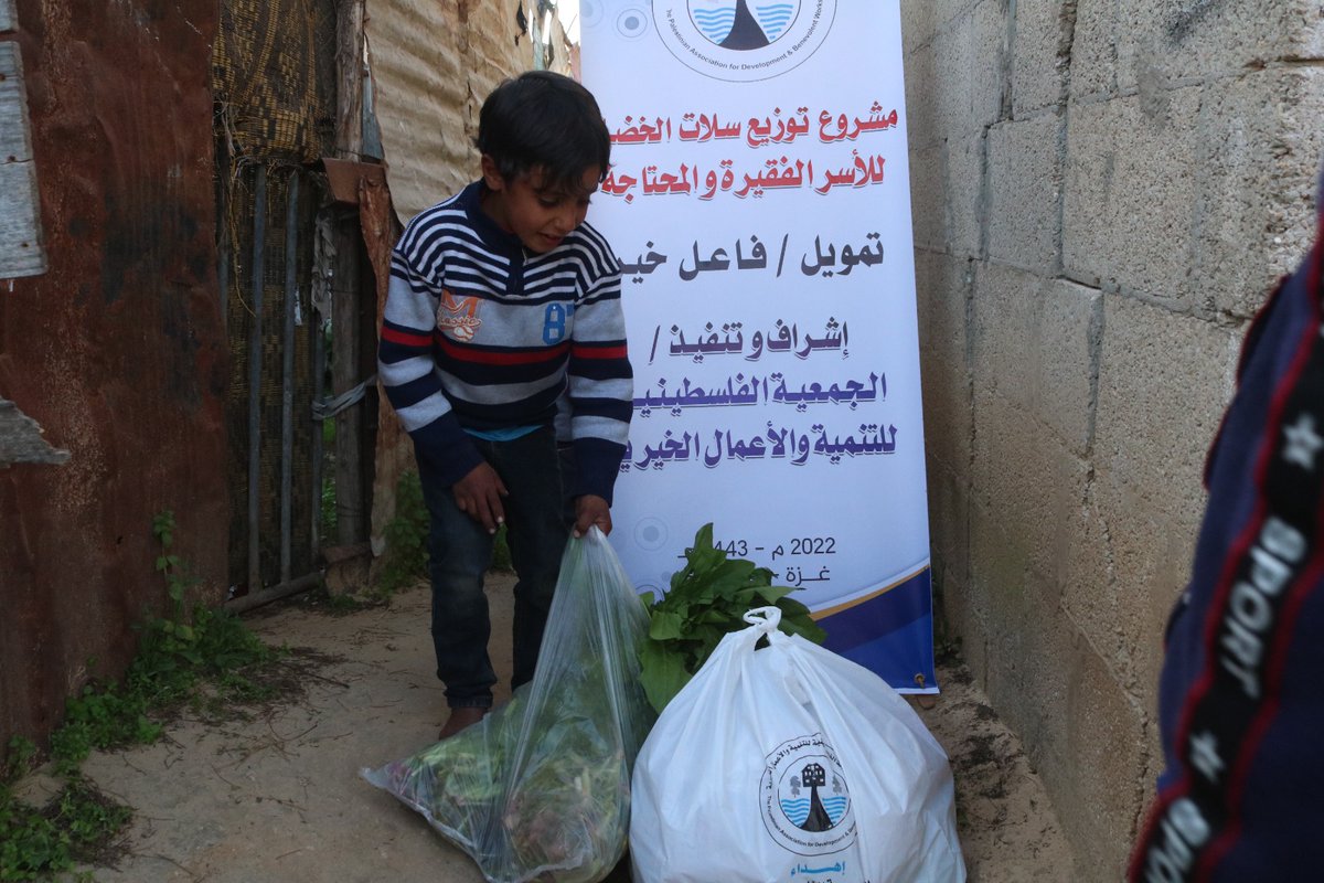 padb2017's tweet image. الجمعية الفلسطينية للتنمية والأعمال الخيرية توزع سلات خضار على الأسر الفقيرة والمحتاجة بغزة 
لا زالت طواقمنا في الميدان، نجتهد لتساعد اكبر عدد من الاسر الاشد فقرا وحاجة ، بكل الجهود والإمكانات المتاحة، لنساعد أهلنا المحاصرين في قطاع غزة،