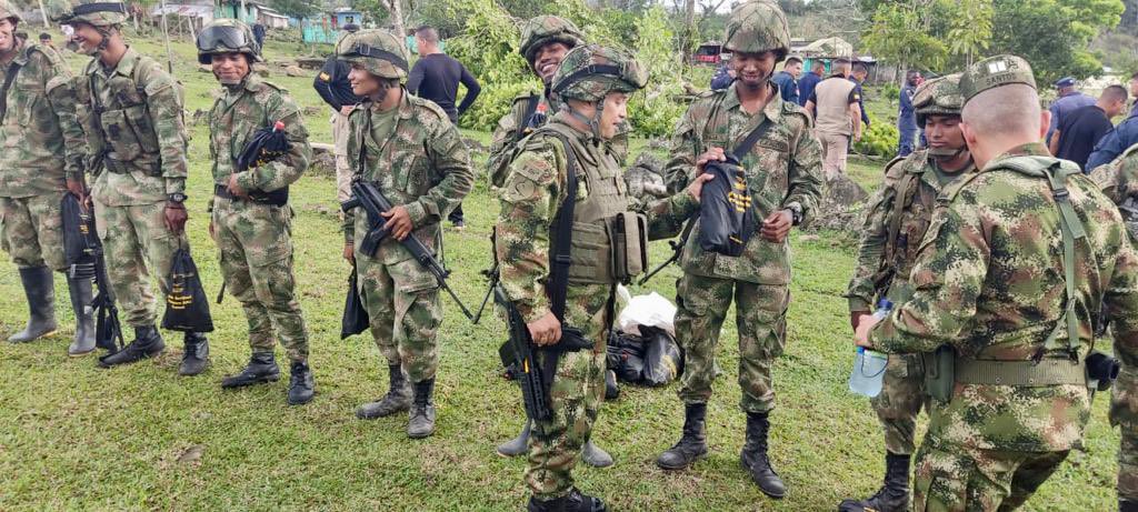 Ejercito_Div7's tweet photo. El Cdte del Batallón de Ingenieros de Combate N°17, de la #BR17, en compañía del Cdte del Batallón de Desminado Humanitario N°6 y el Señor Sargento Mayor, visitan a nuestros soldados en la vereda La Unión, de Apartado, Ant, con el fin de elevar la moral combativa.#SomosSuEjército https://t.co/5sk872xl9P