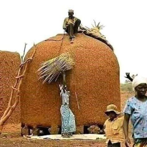 dadjaye's tweet photo. Granaries Architecture in Nigeria - Grains constitute the most vital diet component and provide rural people with employment and a sustainable source of income. One of the most commonly used methods for grain storage are silos, constructed from termite mound soil or clay soil. https://t.co/aaZ0t7i40i