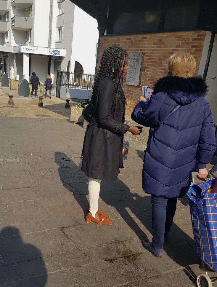 dawevungbo's tweet photo. 48h après la déclaration d’@EmmanuelMacron , la majorité présidentielle encore plus mobilisée ce matin sur le marché de #Poissy en présence de @KARLOLIVE  pour remettre la #LettreAuxFrancais  aux pisciacais . Unis pour soutenir LE CANDIDAT ❤️

#EmmanuelMacronavecvous https://t.co/w51eJRggNF