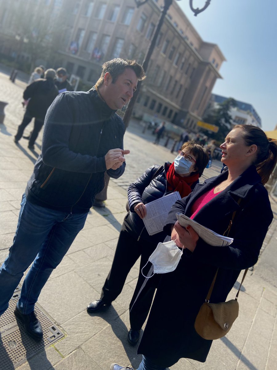 dawevungbo's tweet photo. 48h après la déclaration d’@EmmanuelMacron , la majorité présidentielle encore plus mobilisée ce matin sur le marché de #Poissy en présence de @KARLOLIVE  pour remettre la #LettreAuxFrancais  aux pisciacais . Unis pour soutenir LE CANDIDAT ❤️

#EmmanuelMacronavecvous https://t.co/w51eJRggNF