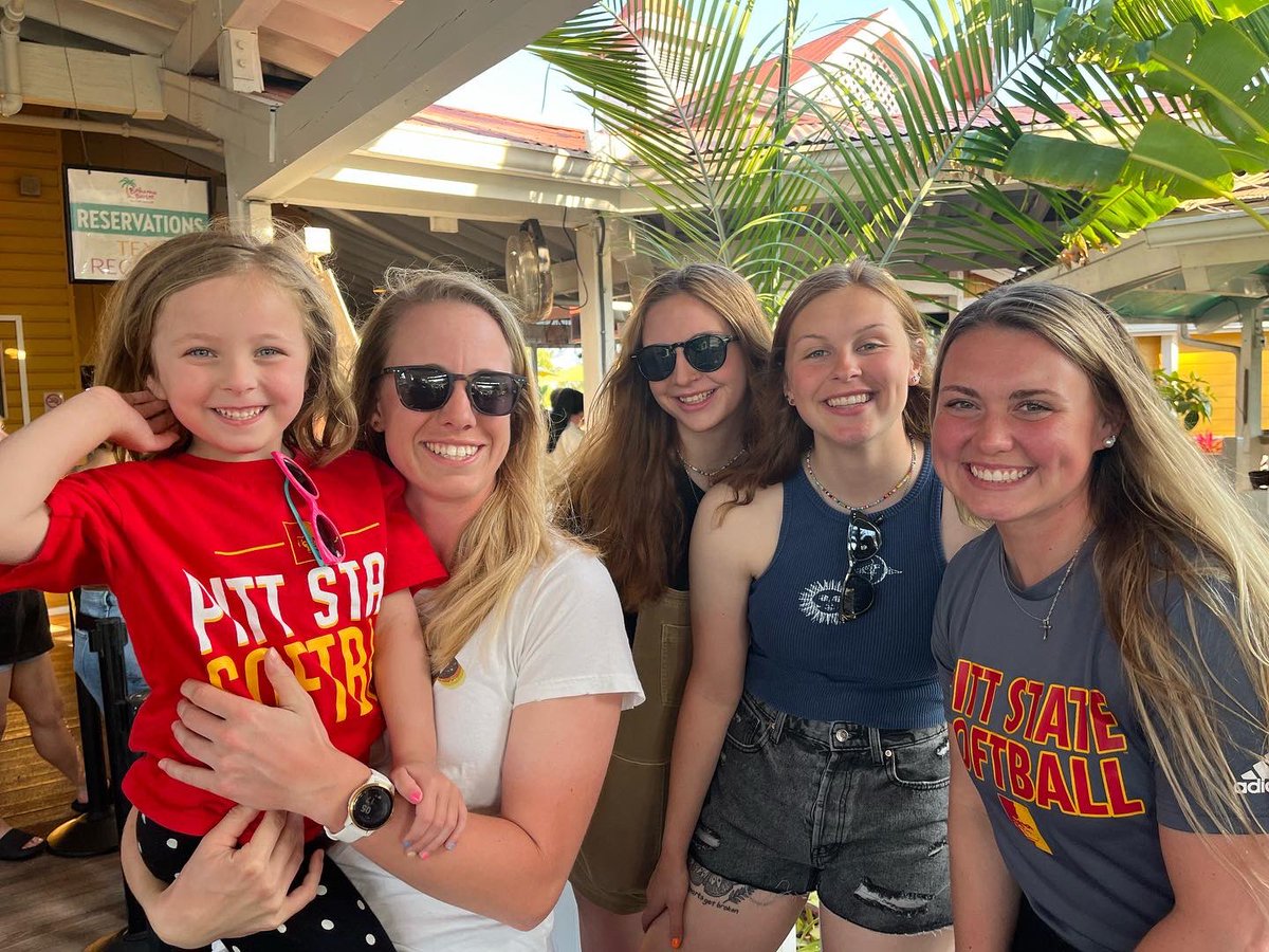 Gorilla_SFB's tweet photo. The team has had a pretty good time in Florida 🤟💛♥️🦍

#TogetherWeThrive x #Family https://t.co/4TlfLvrgOg