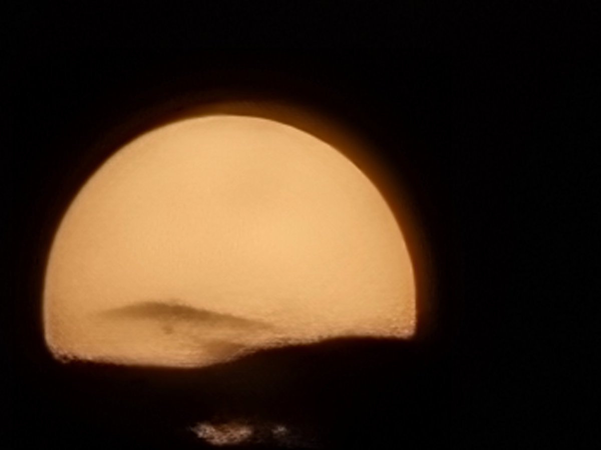 0sky0sky0's tweet photo. As if jealous of the brightness of the moon, the clouds cover it
달의 밝음을 질투하듯 구름이가려지다 https://t.co/e8YovdPwie