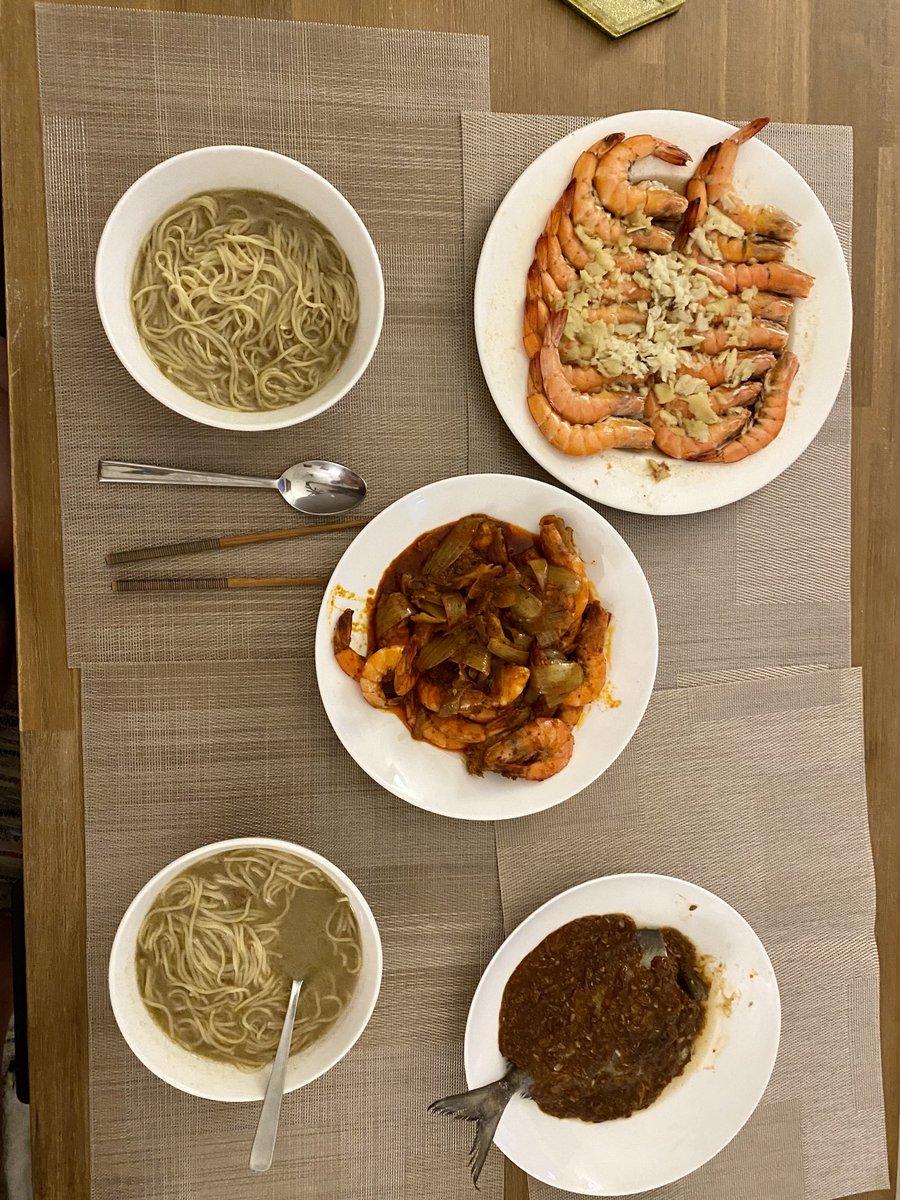 chrislaing's tweet photo. Steamed huatiao prawns, sambal prawns, steamed fish with black bean. #SingStyle 🍱 https://t.co/RONVaCV0A7
