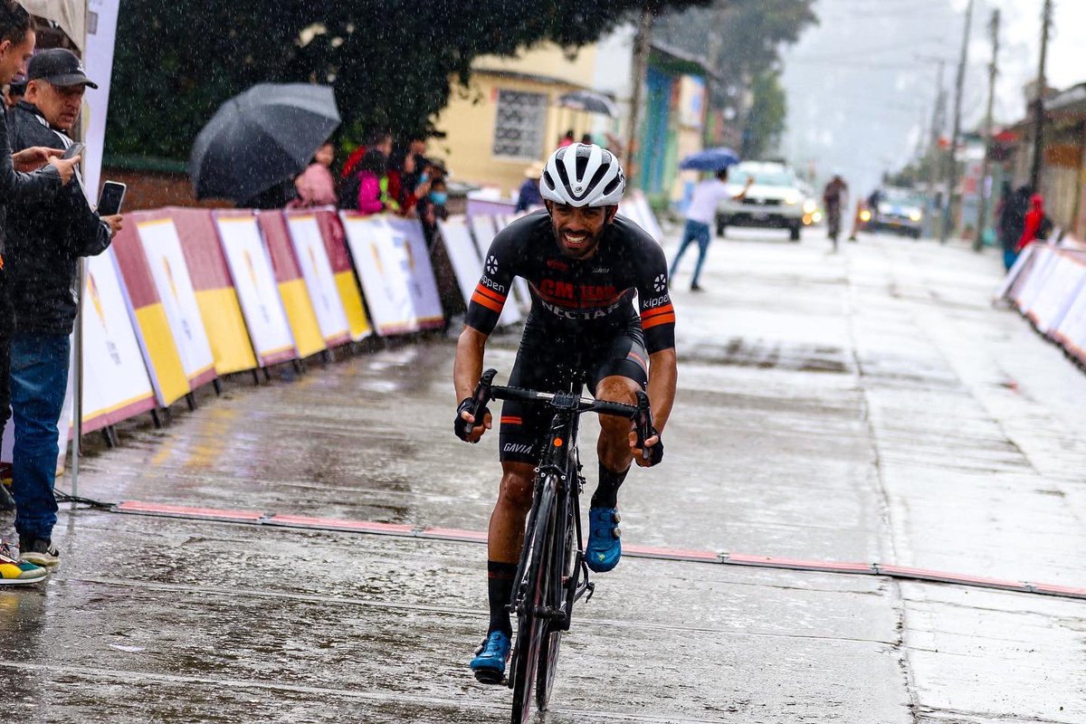 edisonmlopez's tweet photo. Murillo - tolima  no deja de ser un puerto exigente que te lleva a súperar todos tus límites. Haciendo el 3 lugar en etapa, con nuevos colores para este año @colnagocmteam @VTolima22 #sevalesoñar #vamospomas https://t.co/XGpR0vBYmp