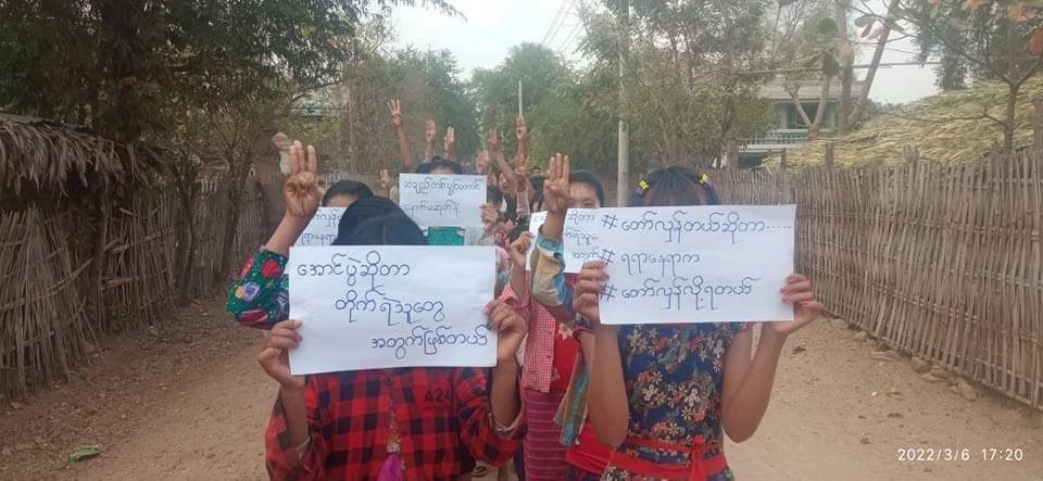 YwayNoo's tweet photo. Local citizens from #Myaing Tsp’s southern zone organized a marching protest with 3 fingers salute to overthrow the #MilitaryDictatorship. #MassacreInMyanmarByJunta #2022Mar6Coup #WhatsHappeningInMyanmar https://t.co/DggvKuYR08