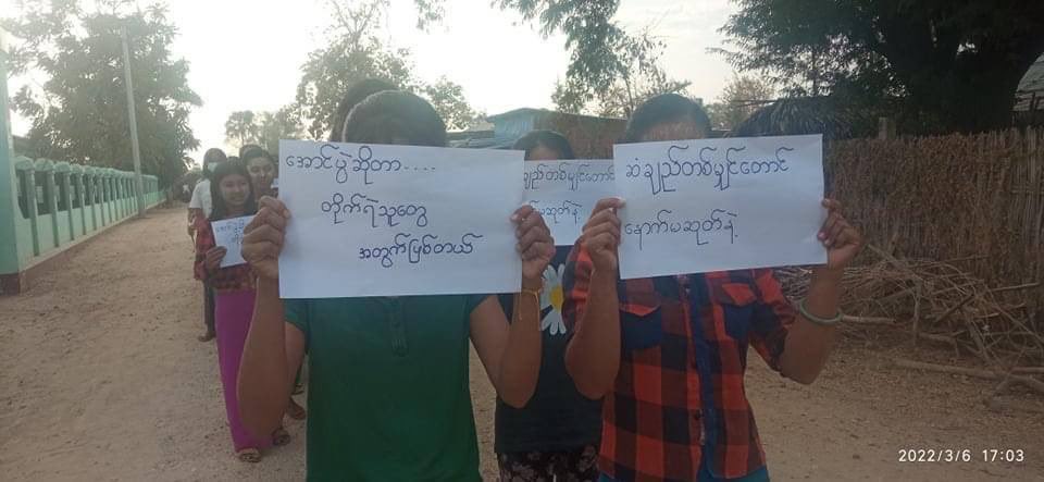 YwayNoo's tweet photo. Local citizens from #Myaing Tsp’s southern zone organized a marching protest with 3 fingers salute to overthrow the #MilitaryDictatorship. #MassacreInMyanmarByJunta #2022Mar6Coup #WhatsHappeningInMyanmar https://t.co/DggvKuYR08