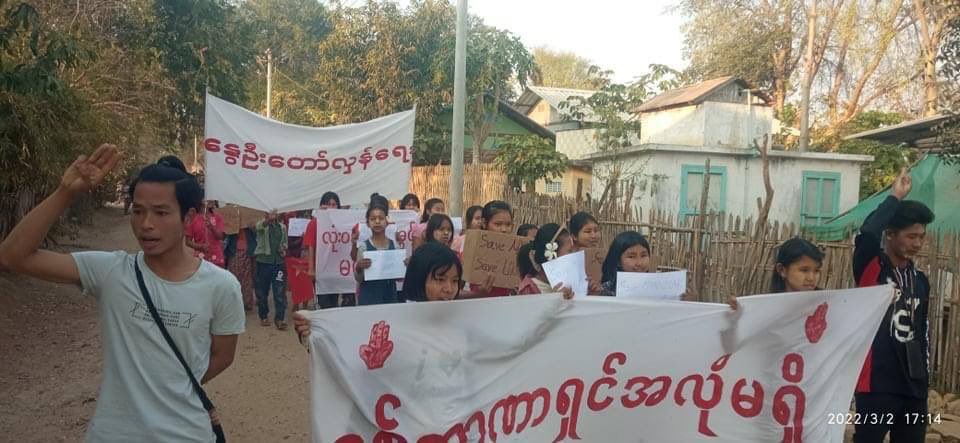 YwayNoo's tweet photo. Local citizens from #Myaing Tsp’s southern zone organized a marching protest with 3 fingers salute to overthrow the #MilitaryDictatorship. #MassacreInMyanmarByJunta #2022Mar6Coup #WhatsHappeningInMyanmar https://t.co/DggvKuYR08