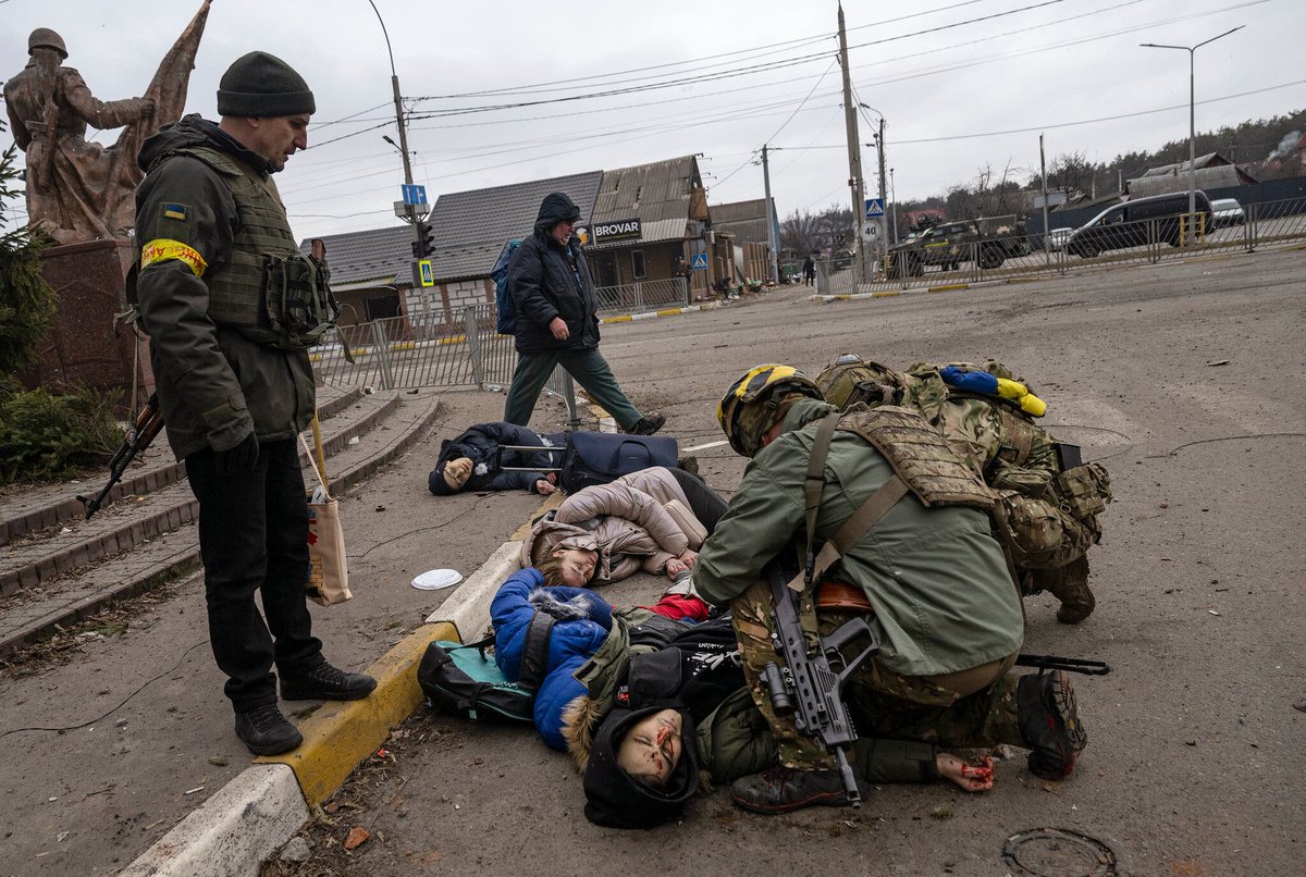 Heartbreaking photo by <a href="/lynseyaddario/">lynsey addario</a> <a href="/nytimes/">The New York Times</a> all the world should see. 'Ukrainian soldiers trying to save the father of a family of four — the only one at that moment who still had a pulse — moments after being hit by a mortar while trying to flee Irpin' nytimes.com/live/2022/03/0…