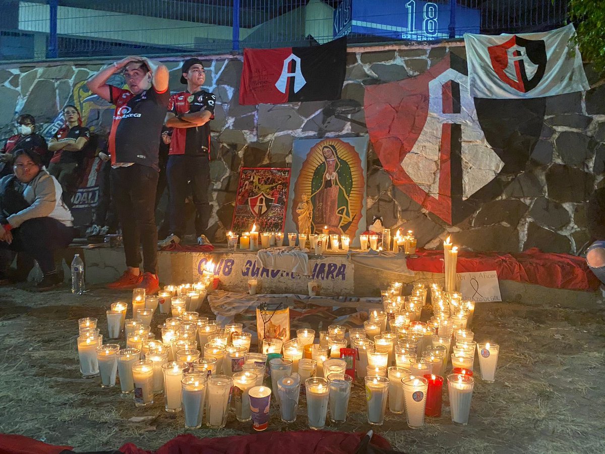 SC_ESPN's tweet photo. Tras lo sucedido en La Corregidora de Querétaro, hinchas de Atlas se congregaron en el estadio Jalisco, para recaudar fondos para las personas afectas. https://t.co/YFFnlgAOoU