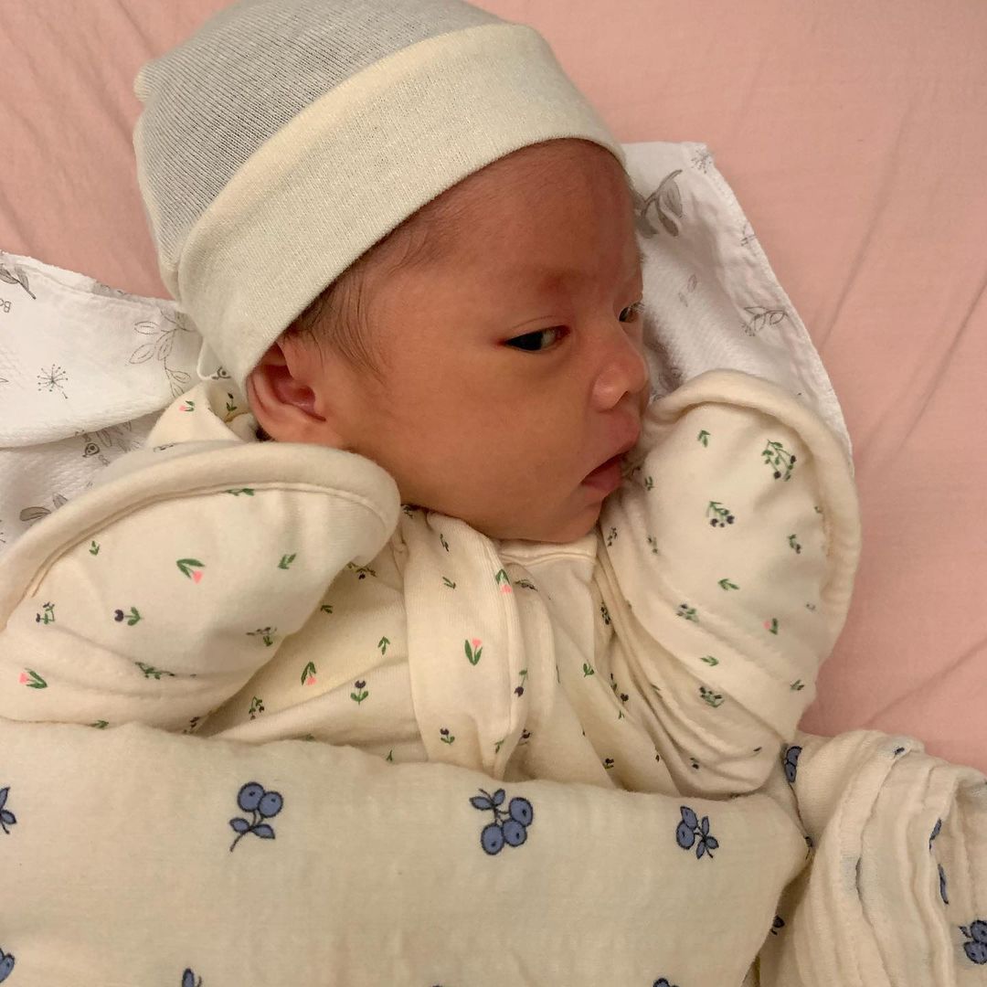 Hywnoo's tweet photo. Anya kayanya punya dendam sama daddynya karena pas dia di perut jarang nemenin dia tidur 😂 https://t.co/abXfDlD4os