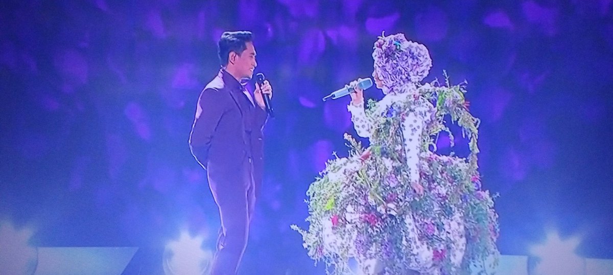 Dilardzi's tweet photo. Ini bukan lagu nafas cinta tapi tahan nafas utk gelak..rare gila baju aina abdul #AJL36 #cantikdenganNior https://t.co/RkMe9g4iW0