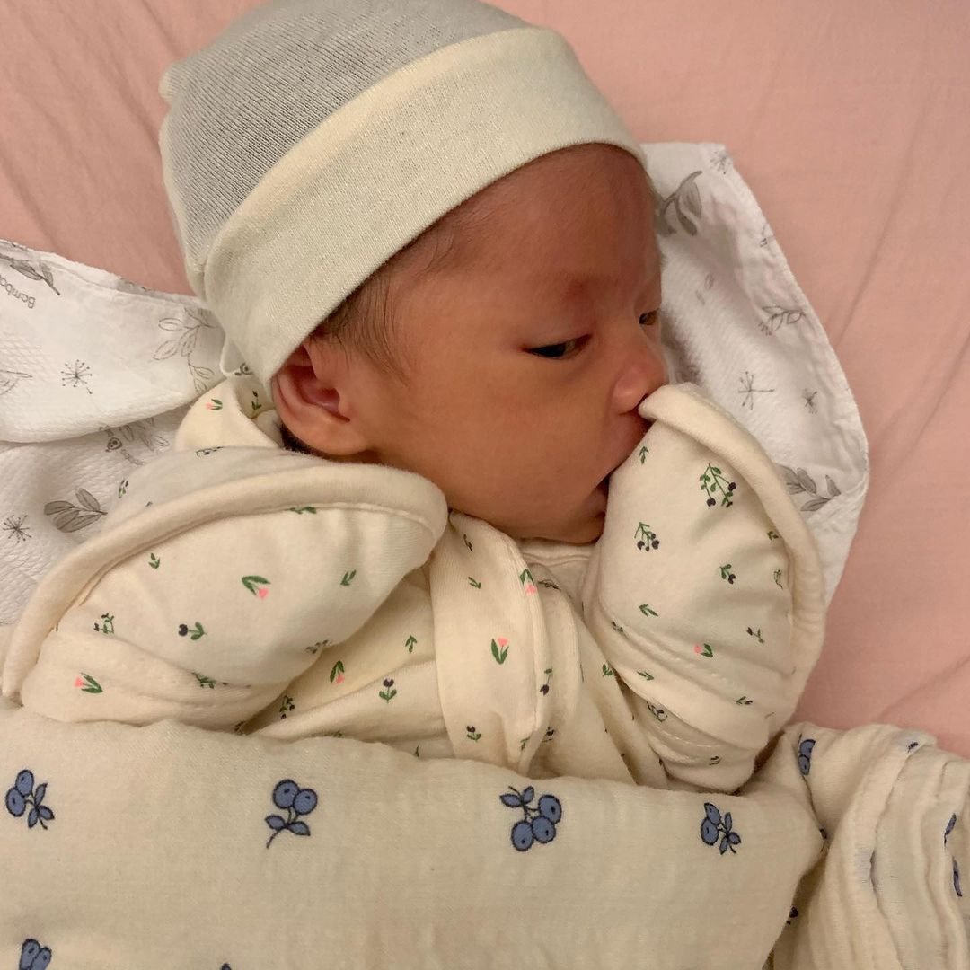 Hywnoo's tweet photo. Anya kayanya punya dendam sama daddynya karena pas dia di perut jarang nemenin dia tidur 😂 https://t.co/abXfDlD4os