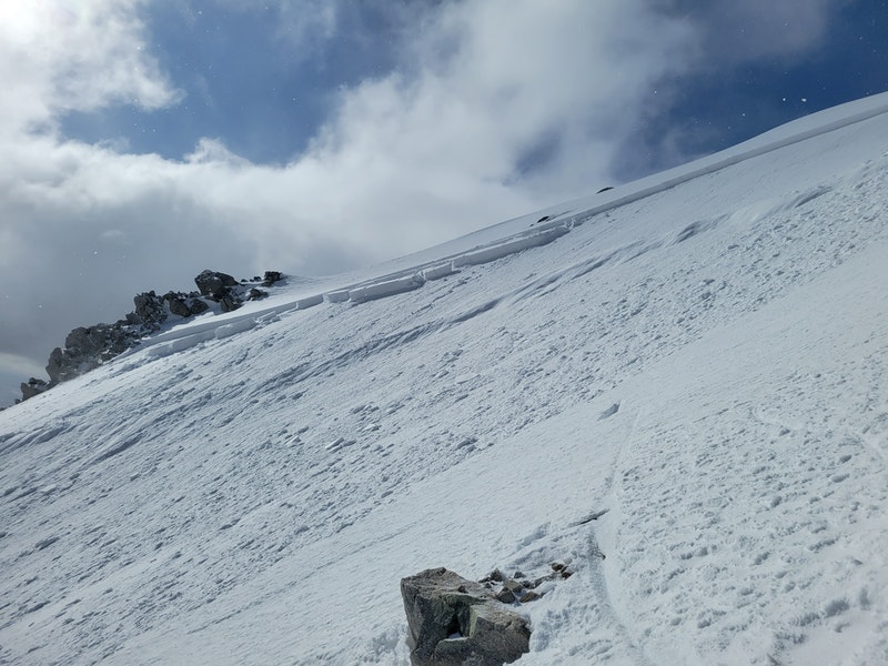COAvalancheInfo's tweet photo. #CAICFrontRange MOD(2of5) Westerly winds on Saturday drifted snow onto easterly slopes near ridgetop. This is where you are most likely to trigger an avalanche. These avalanches can break several feet deep in the snowpack resulting in a large avalanche https://t.co/mHFwzEYUYZ https://t.co/V2Dn1zEHCQ