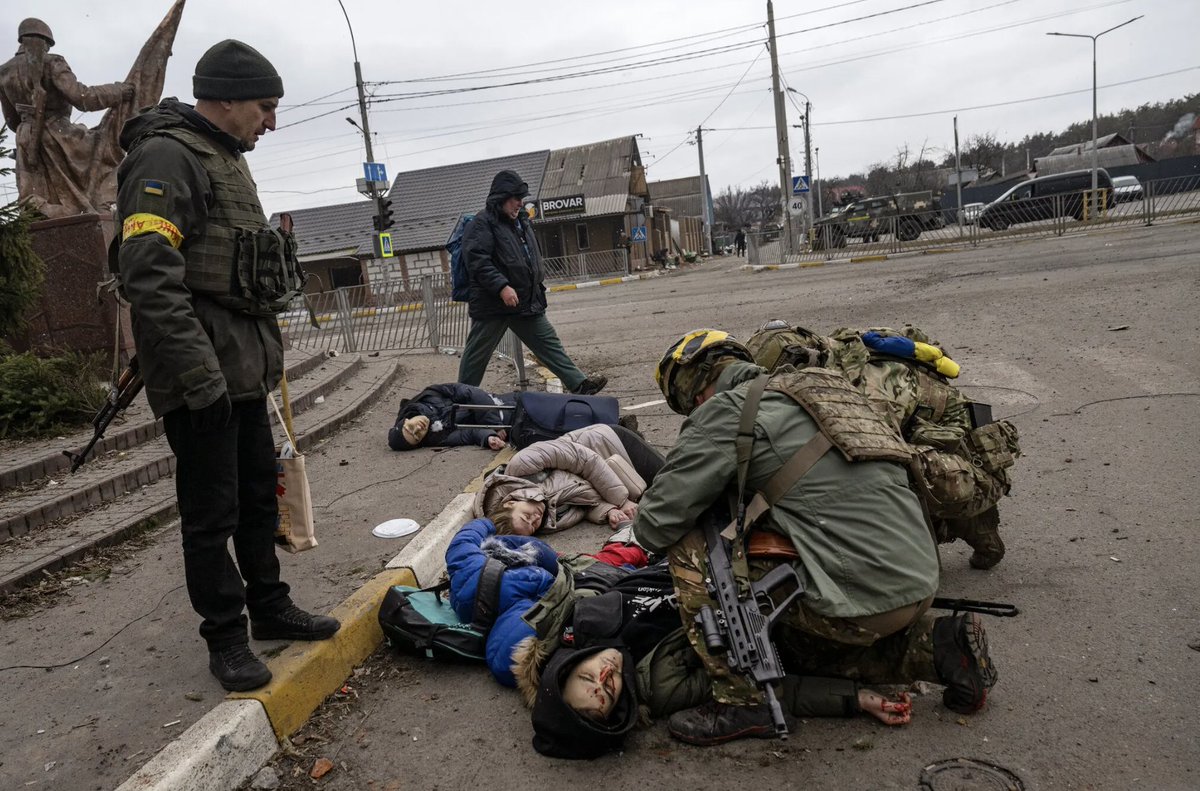Deeply upsetting scenes of fleeing Ukrainian refugees being targeted by Russian mortars.
This family of 4 was hit, killing the mother and children. Ukrainian soldiers here tried to save the father.
The photojournalist <a href="/lynseyaddario/">lynsey addario</a> was there.
nyti.ms/3HMYY36