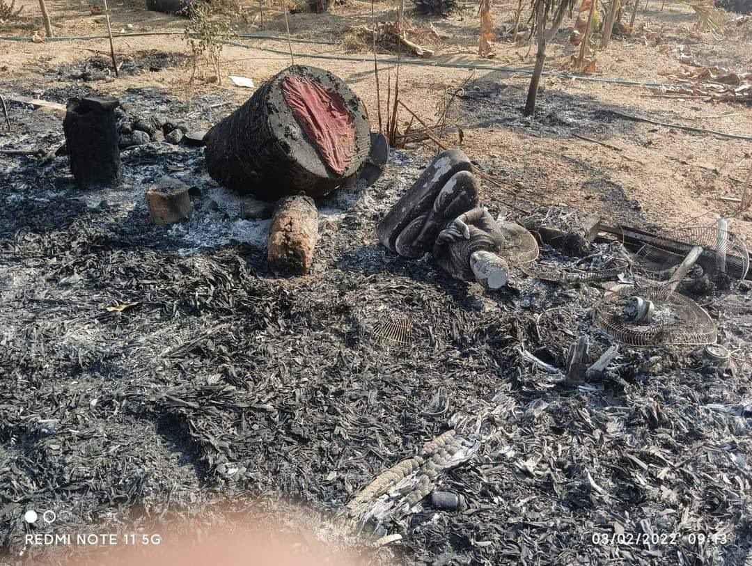 Injin_Park_00's tweet photo. On Feb28 &amp; Mar1, soldiers camped at the monastery &amp; set fire to Thabyayaye village. #MassacreInMyanmarByJunta #2022Mar6Coup #WhatsHappeningInMyanmar https://t.co/pmZlNrLT8Q