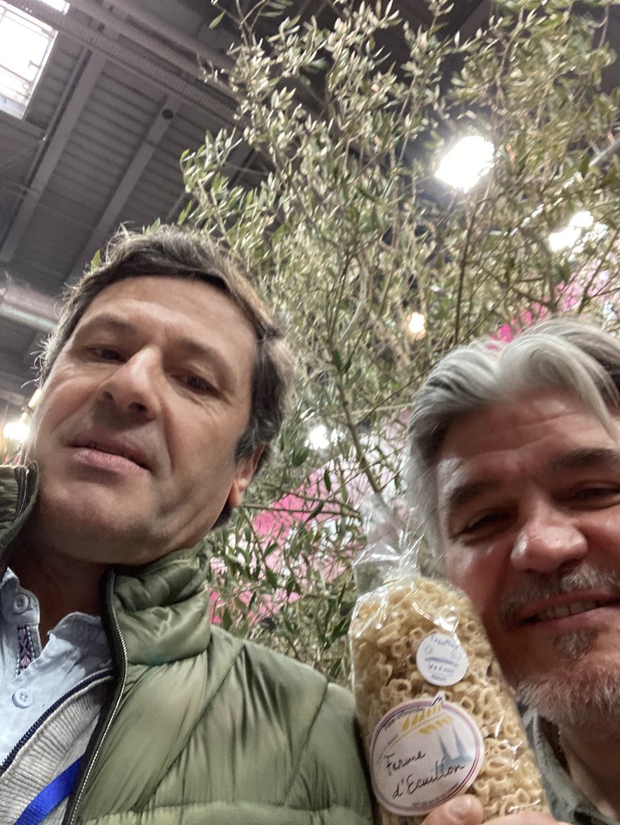 fermedecuillon's tweet photo. Rencontre avec ⁦@DDouillet⁩ au #SIA2022 #SIAdesretrouvailles ⁦@Salondelagri⁩ lors de son passage sur le plateau des ⁦@GGsportRMC⁩ présenté par ⁦@JCDrouet⁩ , lui laissant des #patesartisanales ⁦@fermedecuillon⁩ en forme de #tracteurs https://t.co/rKtLEj7LU7